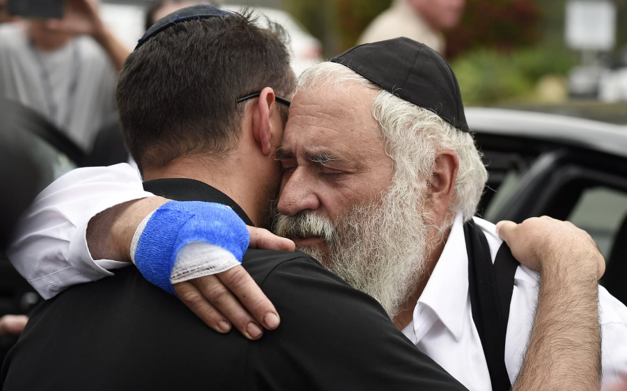 Раненный в синагоге Калифорнии раввин встретился с прессой